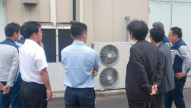 事務所前エアコン室外機見学の様子