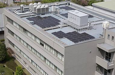 本社棟屋上太陽光パネルの設置状況