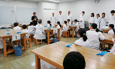 化学反応のおもしろ実験！　サイエンストークの開催（愛知工場）